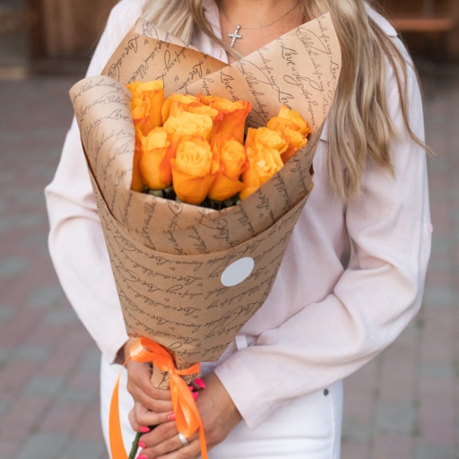 Букет из 19 ярких оранжевых роз