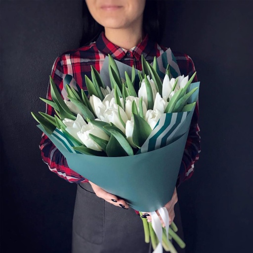 Фото Композиция из 19 белых тюльпанов