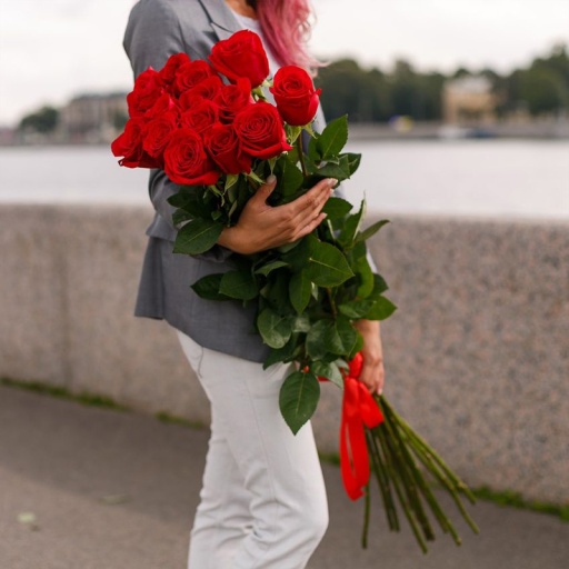 Фото 15 голландских роз красного цвета (метровые)