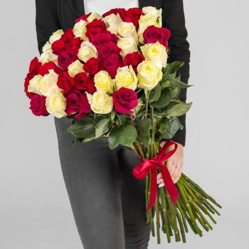 Фото Шикарный букет из 45 красных и белых роз 70см