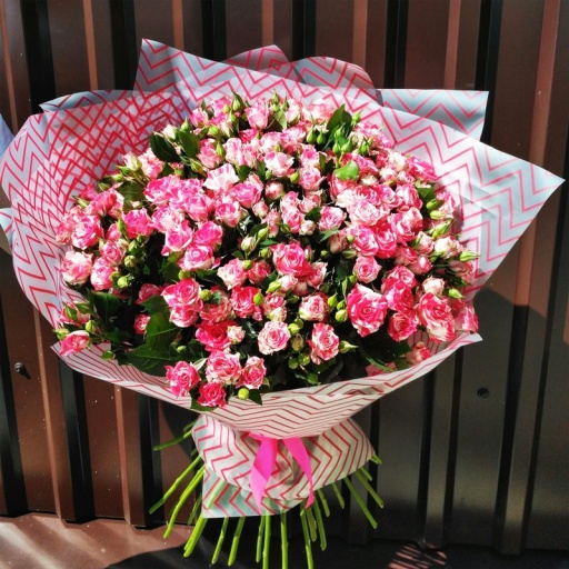 Фото Прекрасный букет из бело-розовых кустовых роз