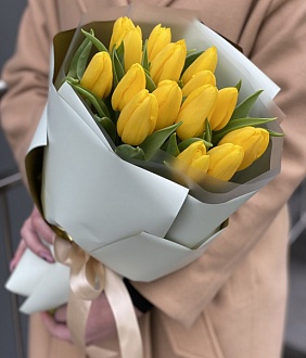 Ярко-жёлтый букет тюльпанов