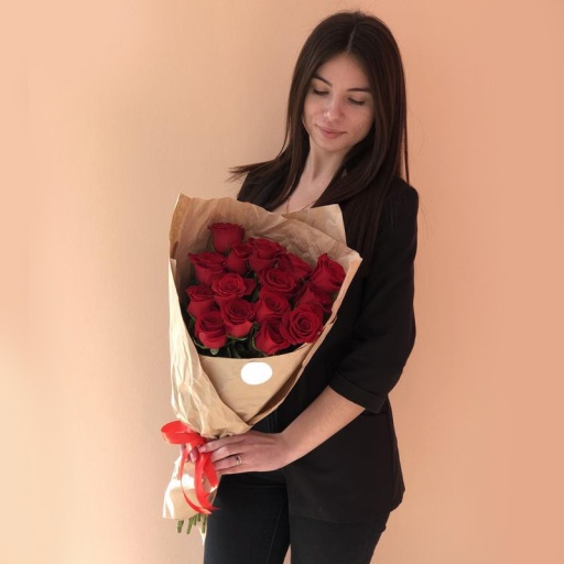 Фото Букет из 15 высоких роз в крафте