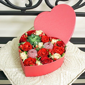 Коробка с розами "Стук твоего сердца"