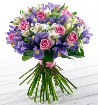 Ирисы с розами и альтромериями "Улыбка лета"