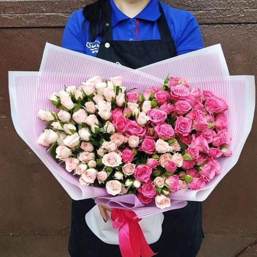 Букет из 41 кустовой розы белого и розового цвета