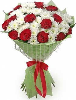 Букет с кустовыми хризантемами и розами "Классика"