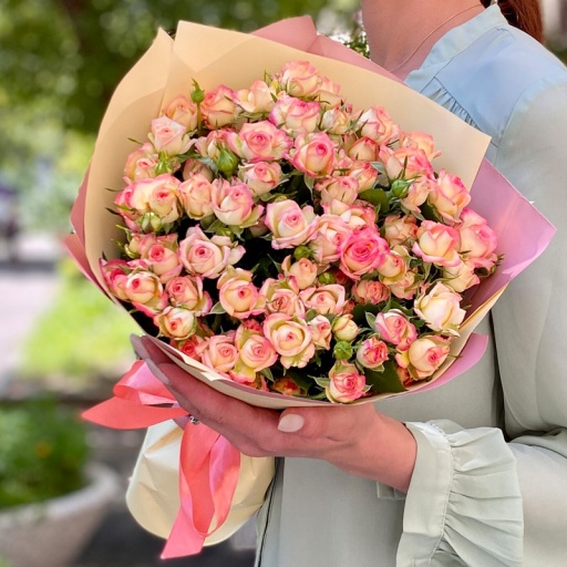 Нежный букет из кустовых роз "Клубнично-банановый мусс"