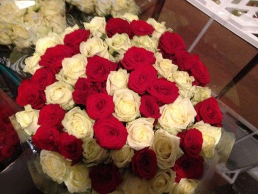 Букет из 101 красно-белой розы