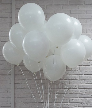 Фото Набор из белых шариков с гелием