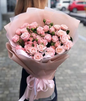 Букет кустовых бело-розовых роз