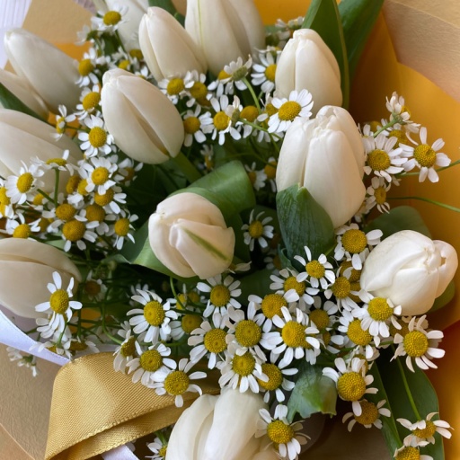 Букет из тюльпанов и ромашек "Версальский сад"