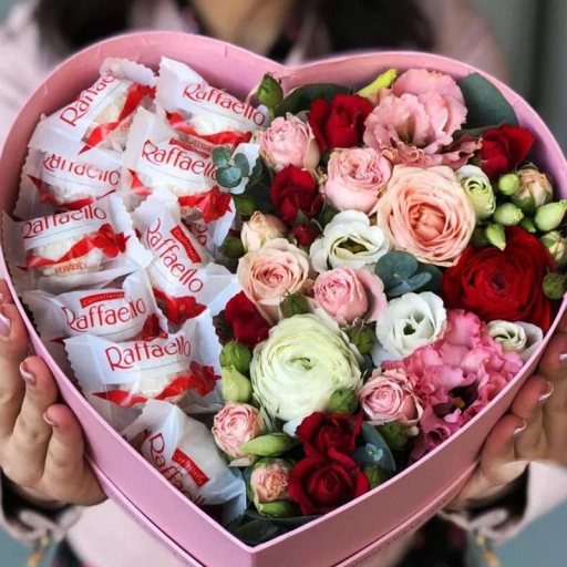 Фото Коробочка для любимых с розами и Raffaello в форме сердца