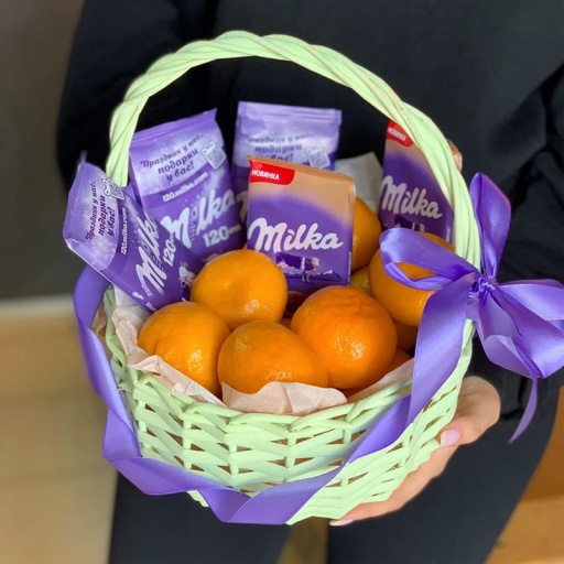 Фото Корзинка с мандаринами и шоколадом