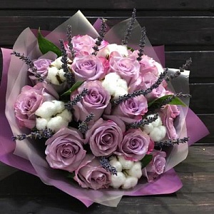 Необычный букет с розами "Азарт"