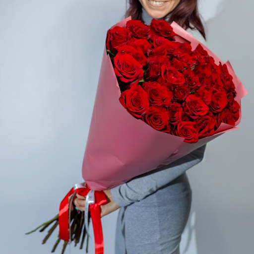 Фото Букет в красной бумаге из 39 красных роз