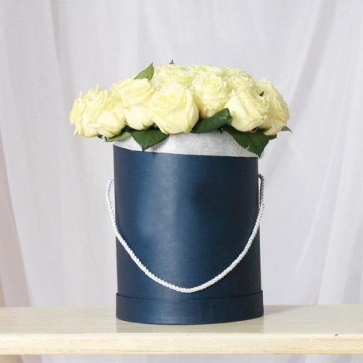 Фото Коробочка с 31 белой розой