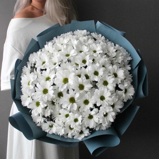 Фото Букет из 27 ромашковых хризантем