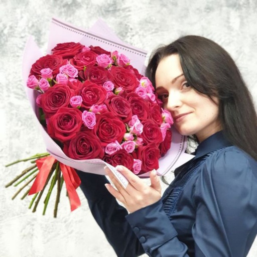 Фото Красивый букет из 39 красных и розовых классических и кустовых роз