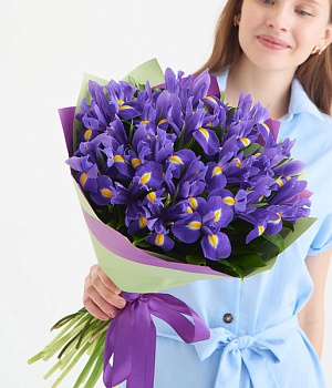 Фото Стильный букет из 17 ирисов