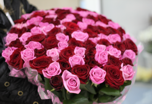 Букет шикарных роз красного и розового цвета