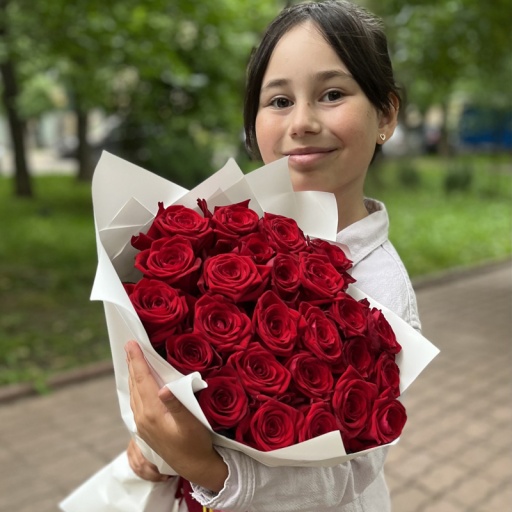 Красно-белый букет в фоамиране с атласной лентой