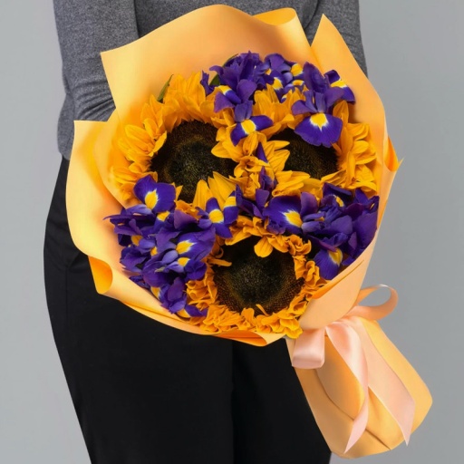 Фото Шикарный букет полевых подсолнухов и ирисов