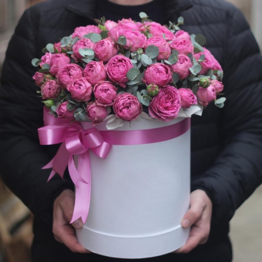 Фото Шляпная коробка с пионовидными розами "Нежный сезон"