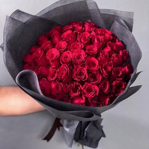 Фото Красивый нежный букет из 51 красной розы в стильном оформлении