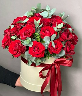 Розы с эвкалиптом в коробке "Red and Green"