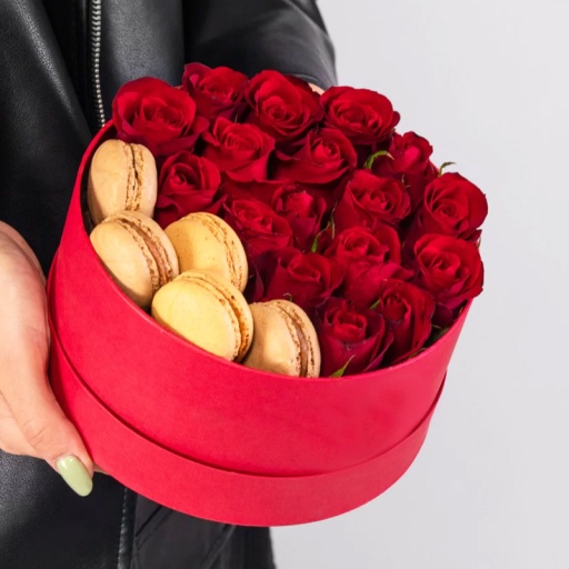 Фото Яркая коробочка с красными розами и макаронс