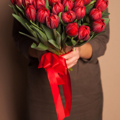 Фото Классический букет из 61 красного пионовидного тюльпана