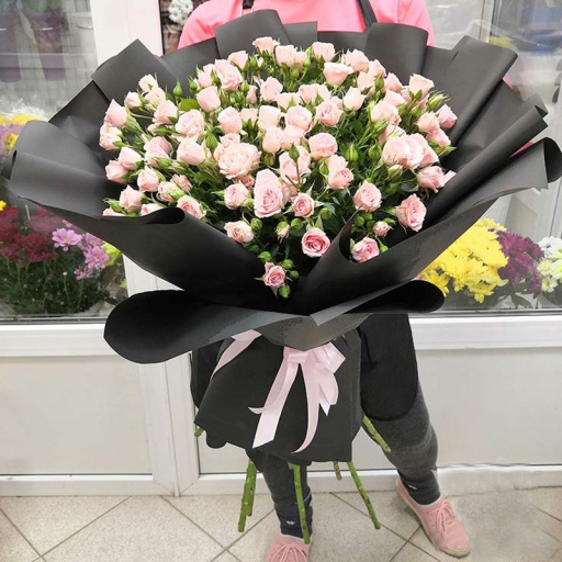Фото Стильный букет из высоких кустовых роз в чёрном оформлении