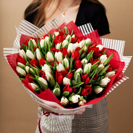 Фото Красно-белый букет из 101 тюльпана