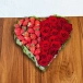Фото Сердце из красной розы с клубникой