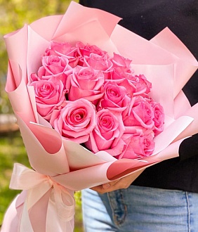 Нежный букет из 15 розовых роз
