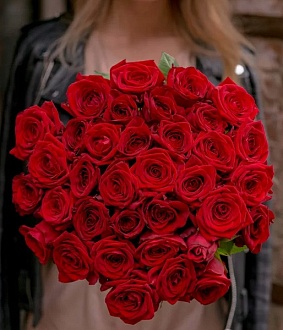 Шикарный букет из 39 красных роз маме на 8 марта