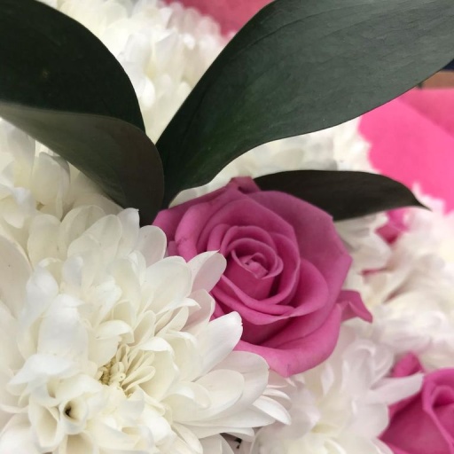 Фото Букет с хризантемами и розами Торжество элегантности