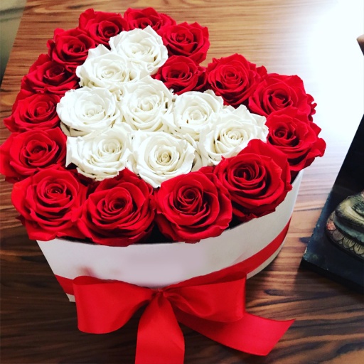 Фото Букет в виде сердца из красных и белых роз в коробочке