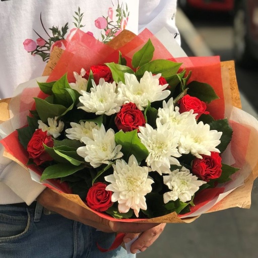 Фото Букет с хризантемами и розами Стрела Купидона