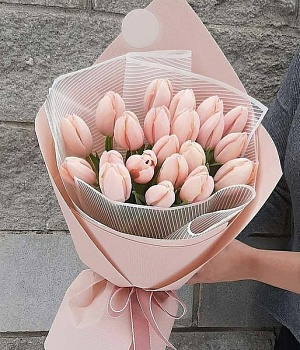Букет из 19 лососевых тюльпанов