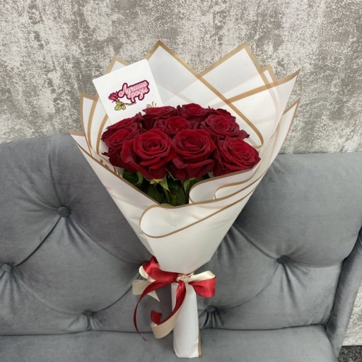 Фото Яркий букет из 9 роз