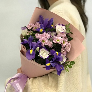 Букет ирисов, хризантем и эустом "Волшебный аметист"