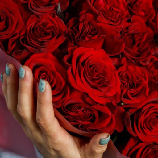 Фото Букет в красной бумаге из 39 красных роз