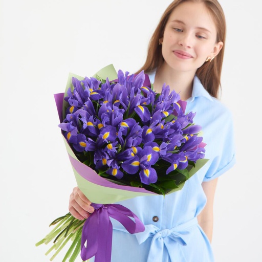 Стильный букет из 17 ирисов