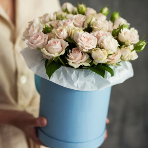 Фото Кустовые розы в коробочке "Цвет шампанского"