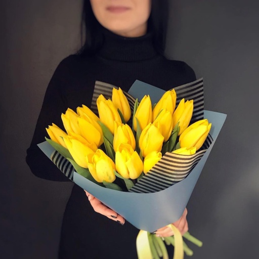 Фото Милый букет из 19 тюльпанов на 8 марта