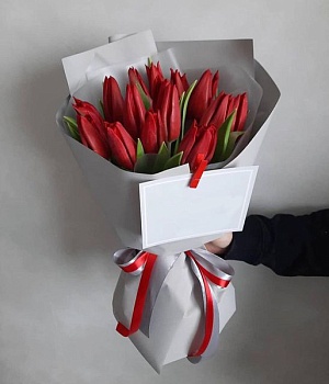 Букет из 19 красных тюльпанов