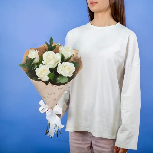 5 белых роз в крафте