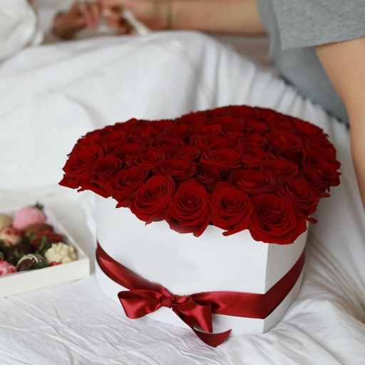 Фото Необычная композиция из роз в форме сердца "Нежные объятия"